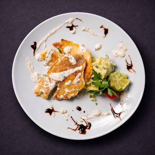 Бяла рибе със сос парели и пюре