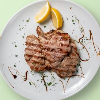 Свинска вратна пържола, пържени картофи и лютеница, Стела