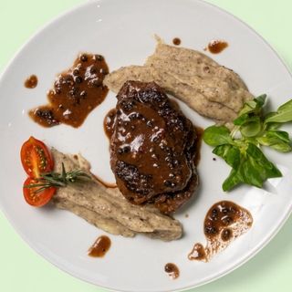 Телешки пепър стек с картофено пюре и трюфелово олио (250г)