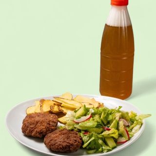 Телешки кюфтета с пържени картофи и зелена салата+Жива бира 500 мл.