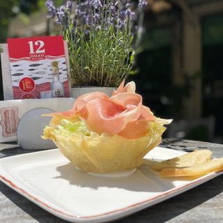 Салата с маринована сьомга (300г)