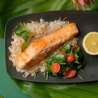 СЬОМГА С ПИЛАФ И СВЕЖА ЗЕЛЕНА САЛАТА С ЧЕРИ ДОМАТИ