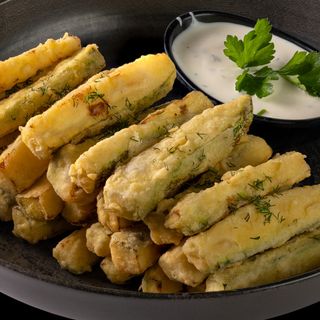 ХРУПКАВИ ПРЪЧИЦИ ОТ ТИКВИЧКИ С МЛЕЧЕН СОС CRISPY ZUCCHINI STICKS WITH MILK SAUCE 250g