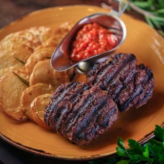 ТЕЛЕШКИ КЮФТЕТА С ПЕЧЕНИ КАРТОФИ ОТ КАЛЕТО / KALETO BEEF PATTIES WITH ROASTED POTATOES 430гр