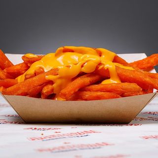 Сладки картофи с пилешко и чедър (350г)