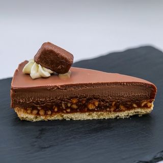 Торта сникърс