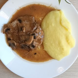 Свински каренца  на фурна  с гъбен сос  и картофено пюре (450г)
