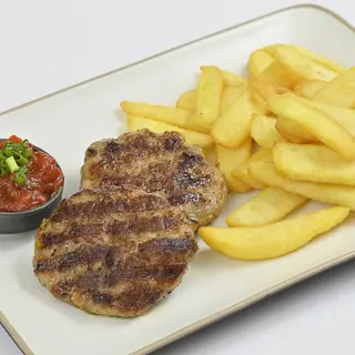 Свински кюфтета с пържени картофки и лютеница