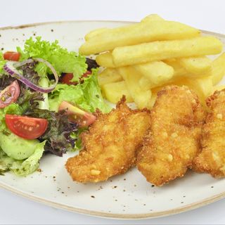 Пиле с пармезанова коричка, свежа салата и пържени картофи  (350 гр)