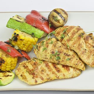 Крехки пилешки каренца с  гриловани зеленчуци и ориз (340г)