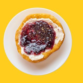 Мекица с крема сирене и сладко