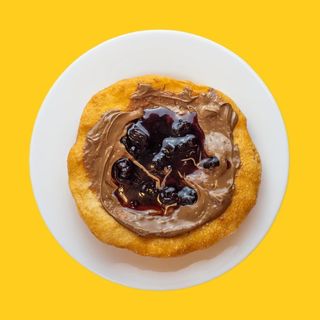 Мекица с фъстъчено масло и сладко