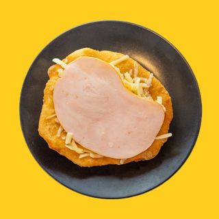 Мекица с кашкавал и шунка