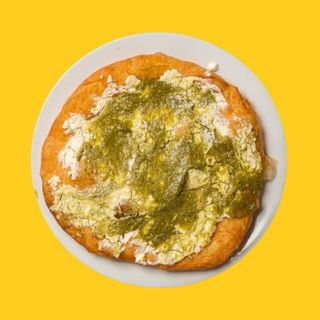 Мекица с крема сирене и песто