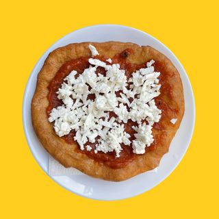 Мекица с лютеница и сирене