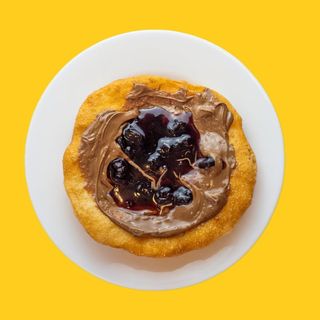 мекица с течен шоколад и сладко от вишни