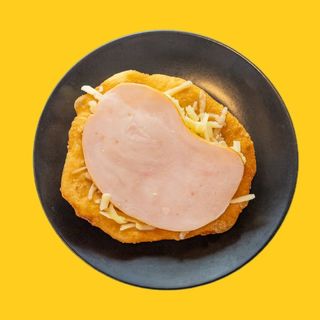 Мекица с крема сирене и шунка