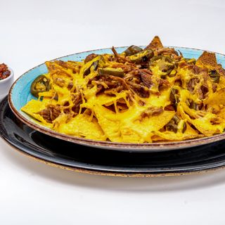 Начос с дърпано свинско халапеньо и чедър