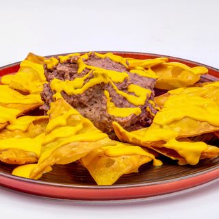 Домашен начос с паста от червен боб и сос чедър