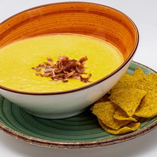 Крем супа от карфиол с тортиля чипс и бекон