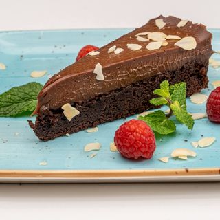 Шоколадова торта Шоколадова торта с филирани бадеми и малини