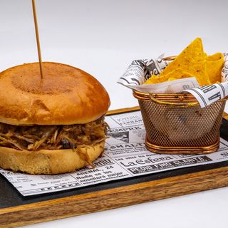 Бургер с дърпано свинско и халапеньо