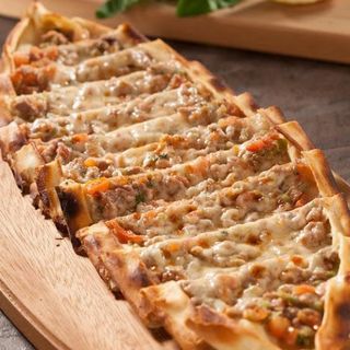 Пиде със кайма и кашкавал