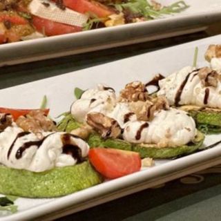 Гриловани тиквички с мус от сирена, редукция с трюфел,  свежа рукола 