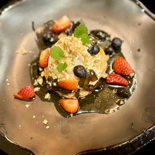 Запечено козе сирене със сладко от зелени смокини, пухкав мус от сирене и пресни плодове 200 гр