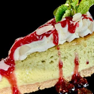 Чийзкейк с шамфъстък, бял шоколад и малиново кули 180 гр.