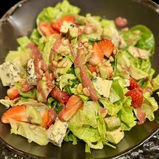 Микс зелени салатки с ягоди, синьо сирене, авокадо, кедрови ядки и боровинков дресинг 300 гр