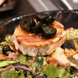 Микс зелени салатки с козе сирене и зелени смокини 300 гр.