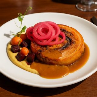 Поркета с дюксел от диви гъби, пюре от пащърнак, сотирани кореноплодни, маринован лук и сос от печено 350 гр.