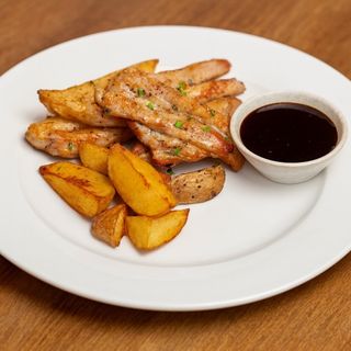 Свински гърди със сос Барбекю и Уеджис картофки 350 гр