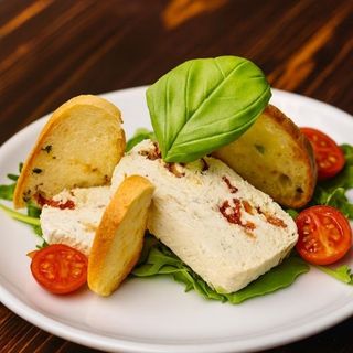 Терин от сирена, сушени домати, маслини и билки 200 гр.