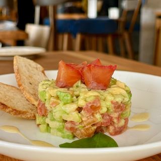 Тартар от маринована сьомга в крем от цвекло с авокадо, лайм и краставица 200 гр.