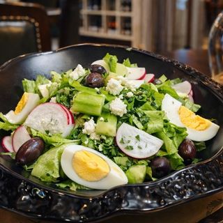 Великденска салата със свежи марулки, краставички, пресен лук и варено яйце 320 гр.