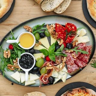 Плато антипасти - бут от еленския балкан, прошуто, пастърма, синьо сирене, сирене бри, луканка, мариновани зеленчуци, гравлакс от патешко филе