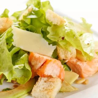 Салата Цезар със сьомга