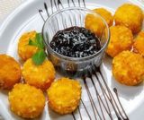 Панирани топени сиренца със сладко от боровинки (200г)