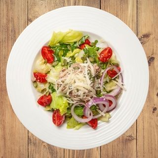 Салата Айсберг с рукола, риба тон и пармезан