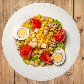 Зелена салата с риба тон и царевица