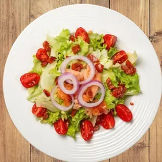 Салата Айсберг със сьомга, сушени домати и чери