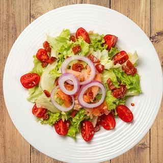 Салата Айсберг със сьомга, сушени домати и чери