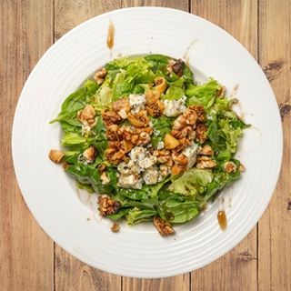 Салата Спанак със синьо сирене, орехи и смокини