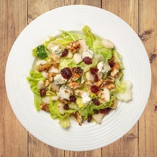 Салата Айсберг със синьо сирене, круша и сушени боровинки