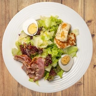 Салата микс с печено сирене Халуми и бекон