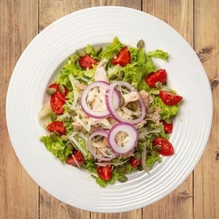 Зелена салата с пиле, пармезан и зелени семки