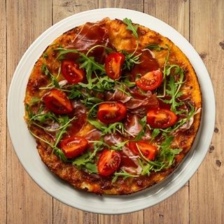 Пица Прошуто, рукола и чери