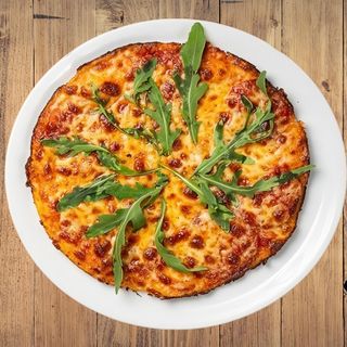 Пица със салам Пепероне и моцарела 